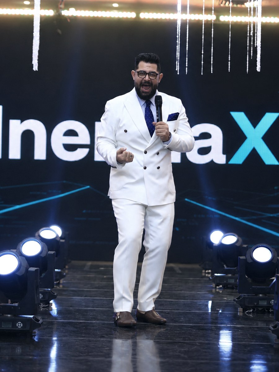 م. أحمد العزب أثناء إحدى الجلسات